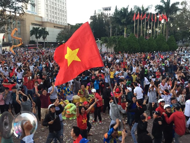 CĐV Buôn Ma Thuột đổ ra đường mừng kỳ tích U23 Việt Nam - ảnh 2