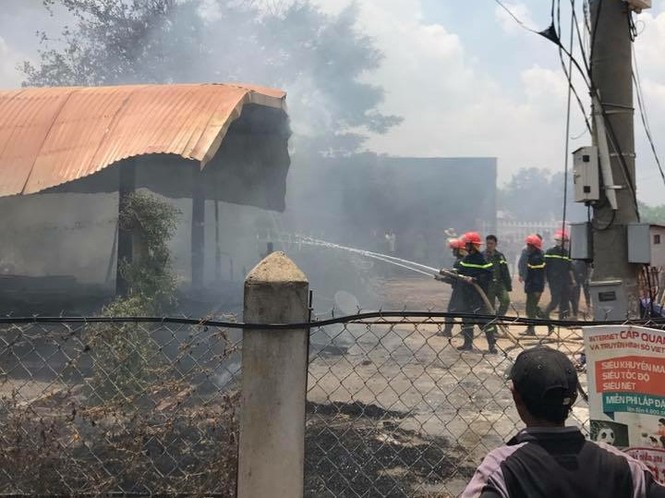 Cháy lớn thiêu rụi hoàn toàn nhà dài bằng gỗ - ảnh 2
