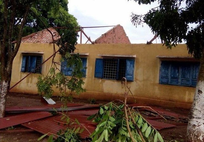 Mưa đá kèm lốc xoáy cuốn phăng mái nhà rông - ảnh 1