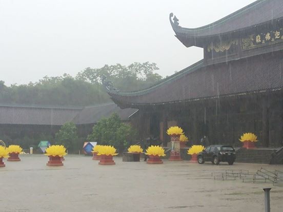 Quán cóc, cái bang... “bủa vây” chùa Bái Đính - ảnh 7