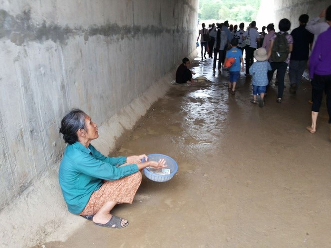 Quán cóc, cái bang... “bủa vây” chùa Bái Đính - ảnh 4