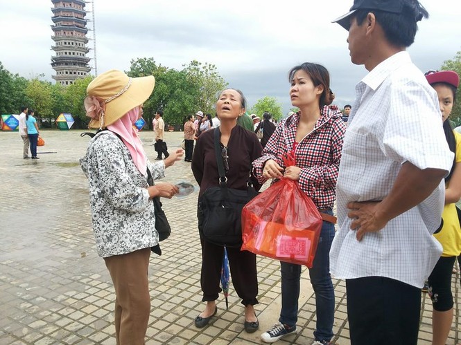Quán cóc, cái bang... “bủa vây” chùa Bái Đính - ảnh 6