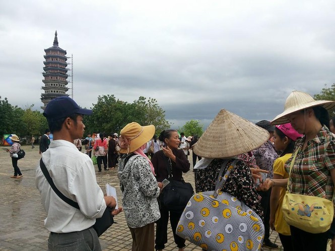 Quán cóc, cái bang... “bủa vây” chùa Bái Đính - ảnh 5