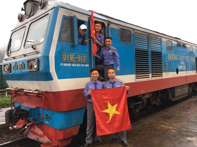Cổ động viên ngồi xe lăn, truyền máu vẫn cuồng nhiệt cổ vũ U23 Việt Nam - ảnh 57