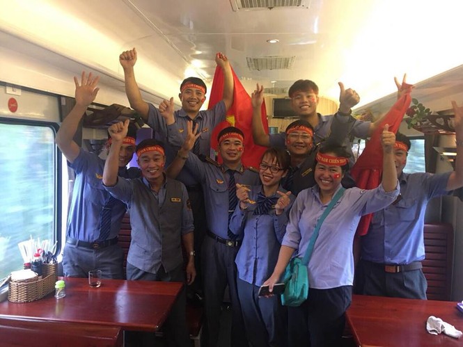Cổ động viên ngồi xe lăn, truyền máu vẫn cuồng nhiệt cổ vũ U23 Việt Nam - ảnh 58
