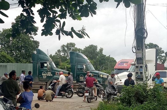 Côn đồ đuổi đánh phóng viên tác nghiệp vụ phụ xe bị container cán chết - ảnh 1