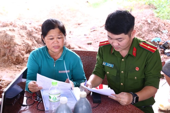 Hàng chục tấn chất thải công nghiệp tập kết giữa khu dân cư - ảnh 3