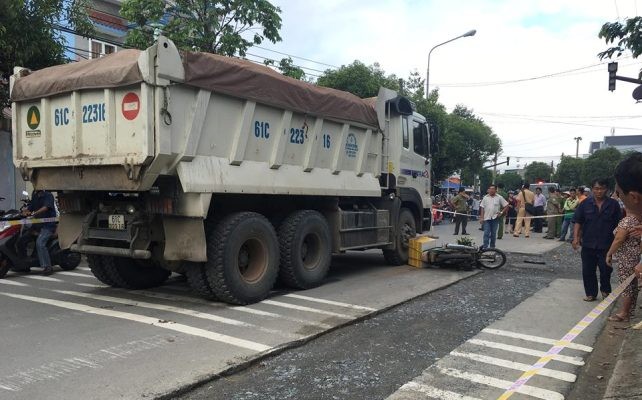 Đường thi công không rào chắn khiến 2 người thương vong - ảnh 1
