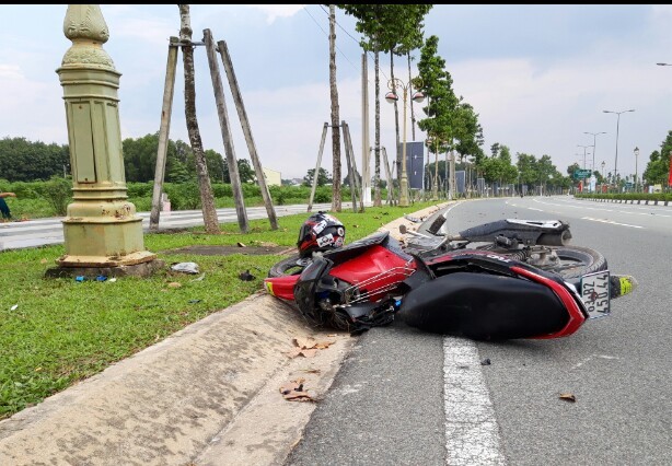 Tông vào trụ điện chiếu sang, 2 người thương vong - ảnh 1