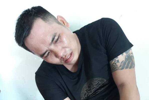 Người dân vây bắt kẻ giật dây chuyền vàng của phụ nữ đi đường - ảnh 1