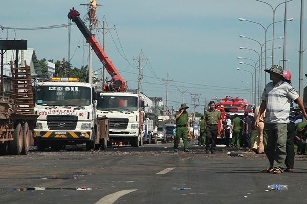 Tai nạn xe bồn ở Bình Phước: Khẩn trương kéo điện chiếu sáng cho dân - ảnh 1