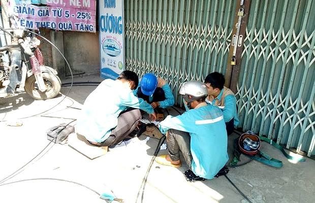 Tai nạn xe bồn ở Bình Phước: Khẩn trương kéo điện chiếu sáng cho dân - ảnh 3