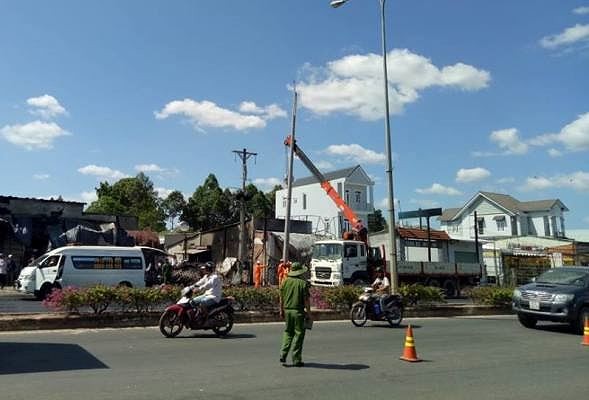 Tai nạn xe bồn ở Bình Phước: Khẩn trương kéo điện chiếu sáng cho dân - ảnh 2
