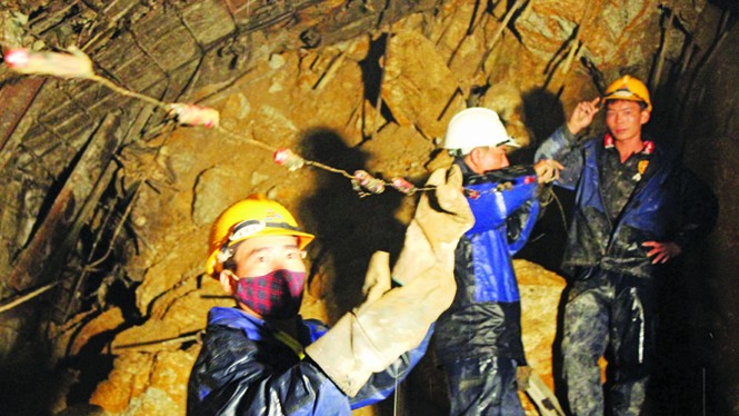 Sức khỏe 12 nạn nhân vụ sập hầm vẫn ổn định - ảnh 1