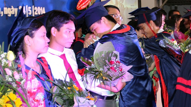 Loạn thu phí cuối năm học: Phụ huynh kêu trời - ảnh 1