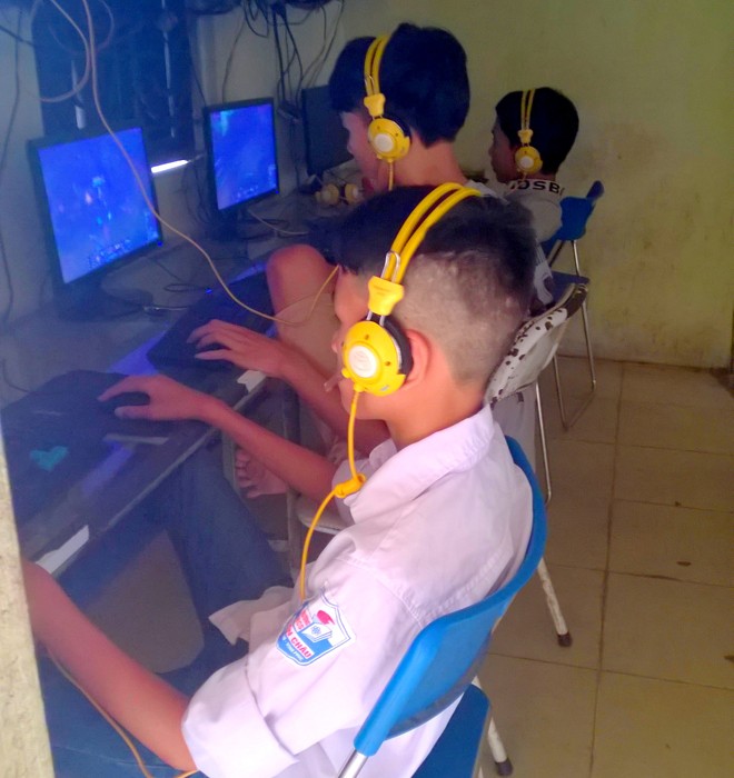 Thiếu sân chơi, trẻ nông thôn vùi đầu cày game - ảnh 1