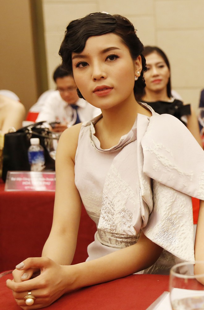 Khi cô giáo xui Kỳ Duyên hút thuốc, ném vương miện - ảnh 1