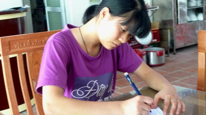 Làm thuê từ bé, nữ sinh đạt 30 điểm khối C - ảnh 1