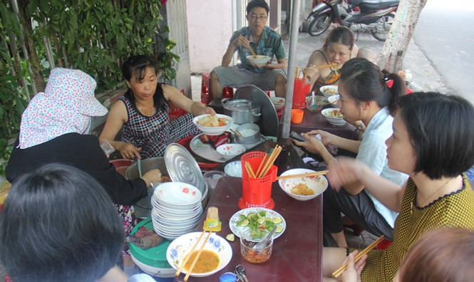 Làng mì Quảng 'có chân' - ảnh 2