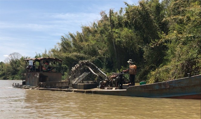 “Cát tặc” lộng hành trên sông Đồng Nai - ảnh 1
