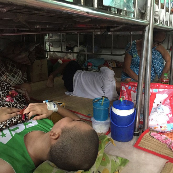 Bệnh nhân vẫn ngủ gầm giường, ăn hành lang - ảnh 1