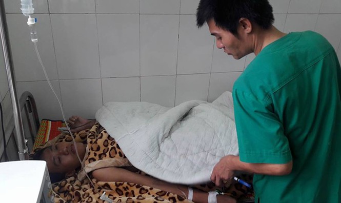 Tàu than bị bão đánh chìm: Nghẹt thở giải cứu 13 thuyền viên - ảnh 1