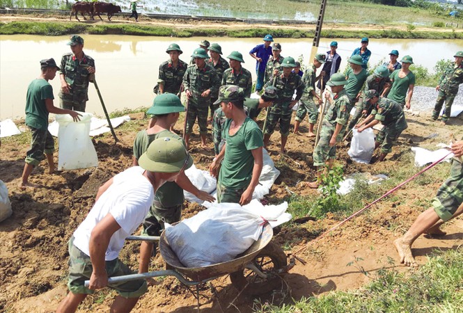 Huy động bộ đội đắp đê ứng phó bão số 11 - ảnh 1