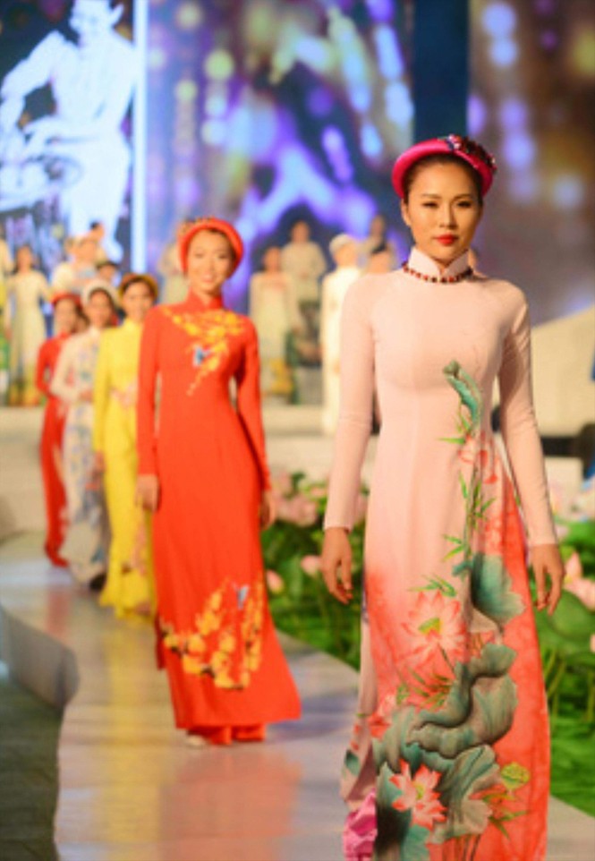 Thời trang kết hợp với ánh sáng 3D tại phố Nguyễn Huệ - ảnh 1