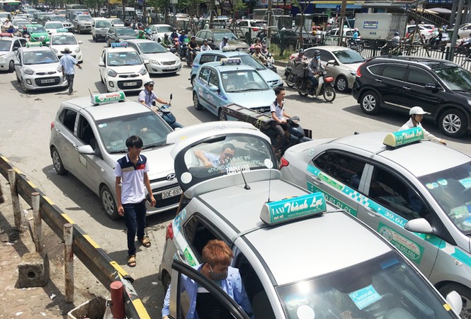 Taxi độc quyền tại bệnh viện 'chặt chém' người dân - ảnh 1
