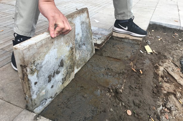 Cận cảnh 'phong trào' lát đá vỉa hè tại Hà Nội - ảnh 1