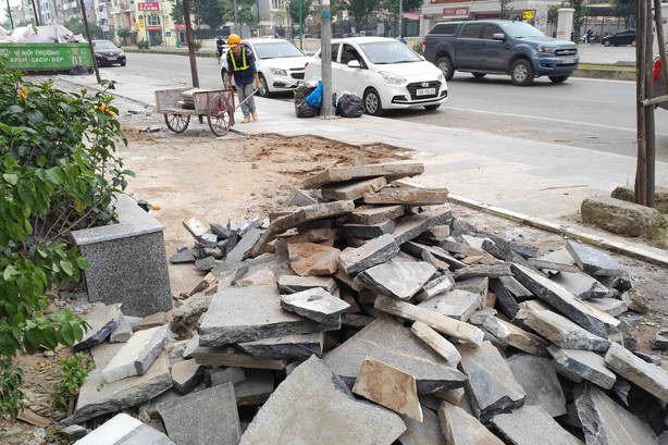 Mục kích những vỉa hè Hà Nội vừa lát đá đã hỏng - ảnh 1