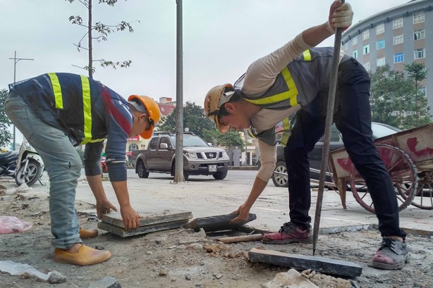 Mục kích những vỉa hè Hà Nội vừa lát đá đã hỏng - ảnh 2