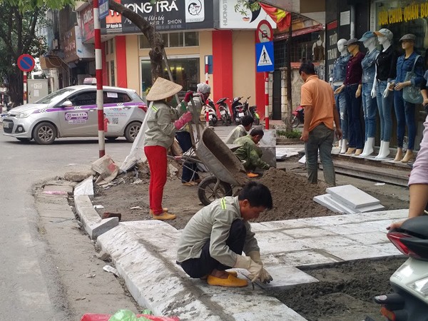 Mục kích những vỉa hè Hà Nội vừa lát đá đã hỏng - ảnh 3