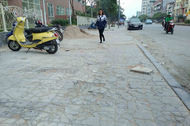 Mục kích những vỉa hè Hà Nội vừa lát đá đã hỏng - ảnh 4