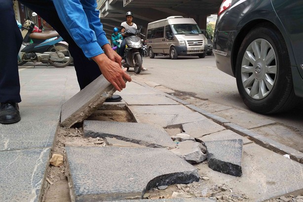 Mục kích những vỉa hè Hà Nội vừa lát đá đã hỏng - ảnh 5