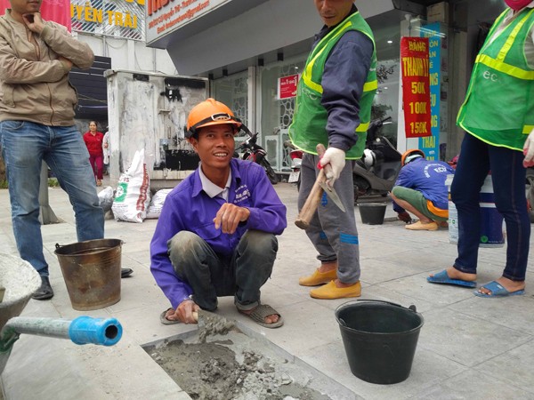 Mục kích những vỉa hè Hà Nội vừa lát đá đã hỏng - ảnh 7