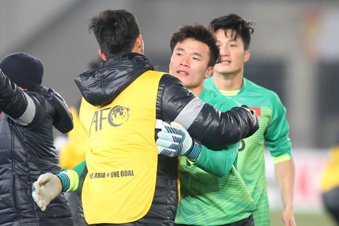 'Lá chắn thép' Bùi Tiến Dũng- Soái ca của fan nữ - ảnh 1