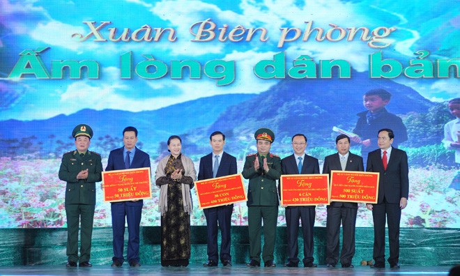 Mang Tết sớm lên đồng bào vùng biên - ảnh 1