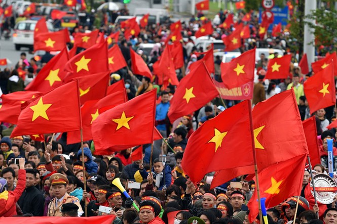 Đường phố Hà Nội rợp cờ Tổ quốc dài 30km ngày đón U23 - ảnh 11