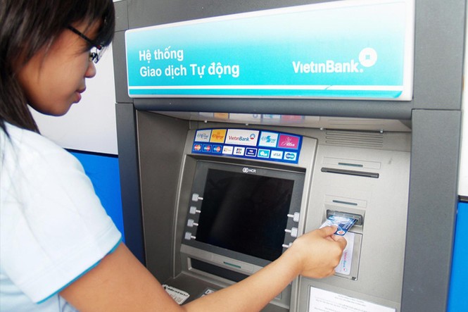Choáng với 'rừng phí' dịch vụ ngân hàng - ảnh 1