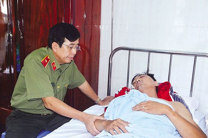 Bắt giữ hàng loạt vụ buôn lậu thuốc lá lớn - ảnh 1