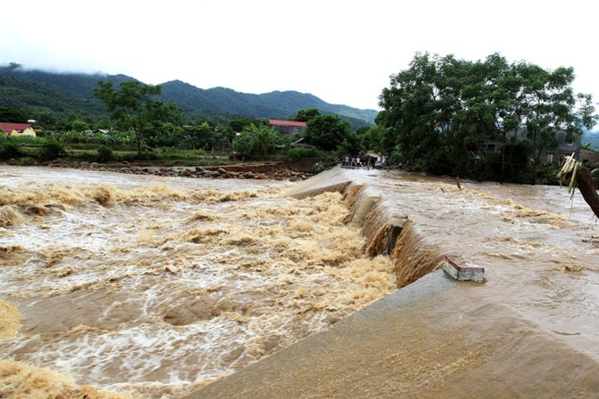 Lo ngại hàng nghìn hồ đập đang đầy nước - ảnh 1