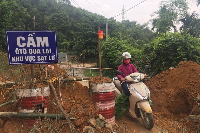 Sạt lở đất ở Hòa Bình: Sông 'nuốt nhà', nhiều vết nứt dài 100 mét - ảnh 1