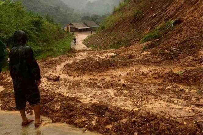Mưa lũ chia cắt nhiều nơi: 6 người chết, mất tích