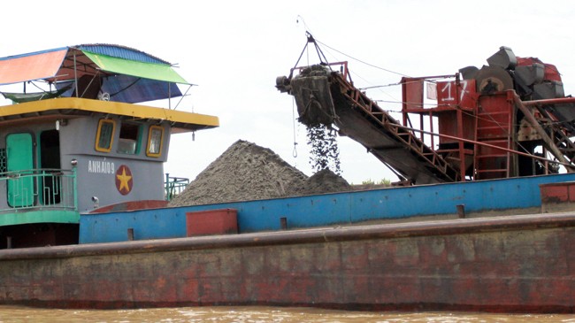 Chưa rõ trách nhiệm vụ cát tặc trên sông Hồng - ảnh 1