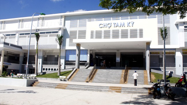 Chợ 80 tỷ, vắng như chùa bà Đanh - ảnh 1