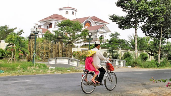 Những mảnh đời lam lũ bên dinh thự nguy nga - ảnh 1