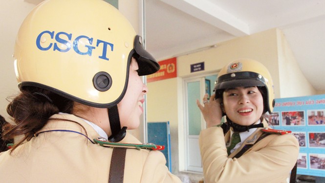 Những bóng hồng giảm nhiệt giao thông Thủ đô - ảnh 4