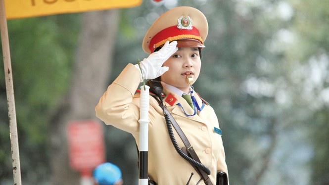 Những bóng hồng giảm nhiệt giao thông Thủ đô - ảnh 1