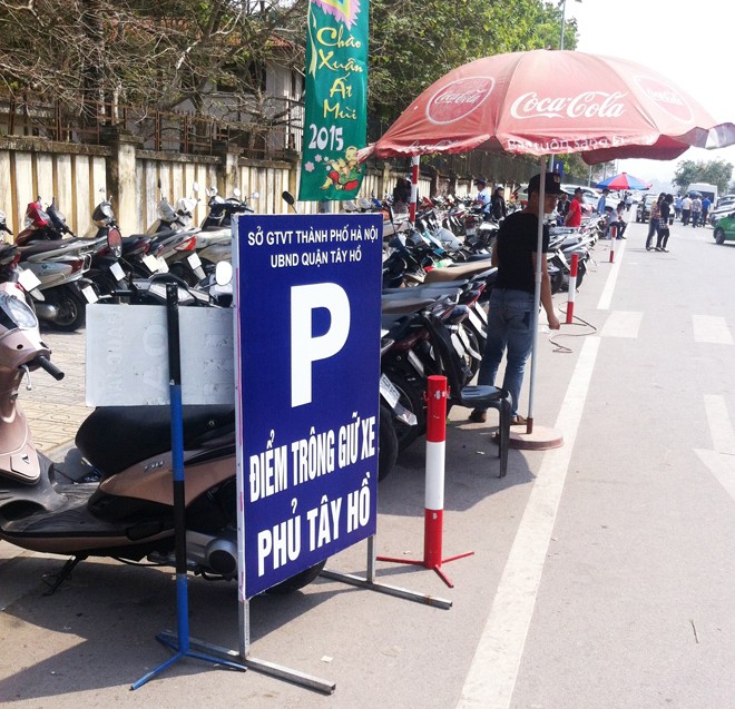 Thu phí trông xe vô tội vạ - ảnh 1